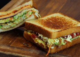 طريقة عمل ساندويش الأفوكادو والجبن المحمص
