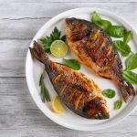 طريقة عمل سمك مشوي بالثوم