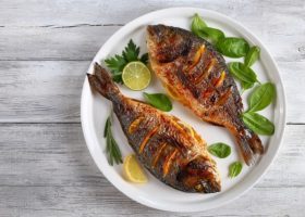 طريقة عمل سمك مشوي بالثوم