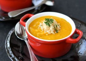 طريقة عمل شوربة البطاطس الحلوة بالدجاج