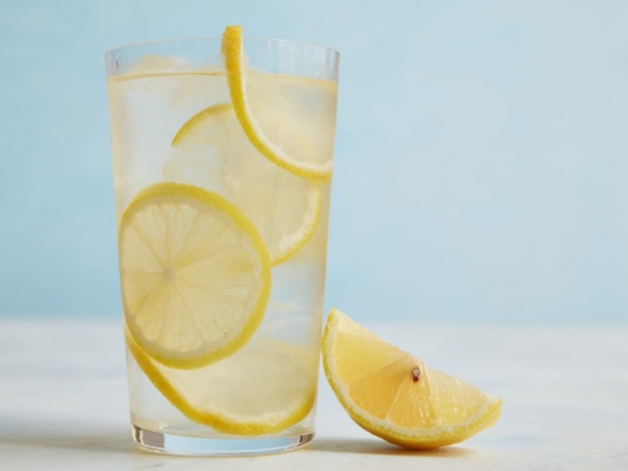 فوائد شرب الماء مع الليمون على الريق