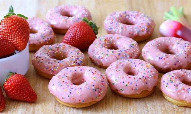 طريقة عمل الدونات بالفرن بالفراولة