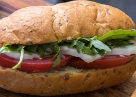 طريقة عمل ساندويش الجبن بالجرجير