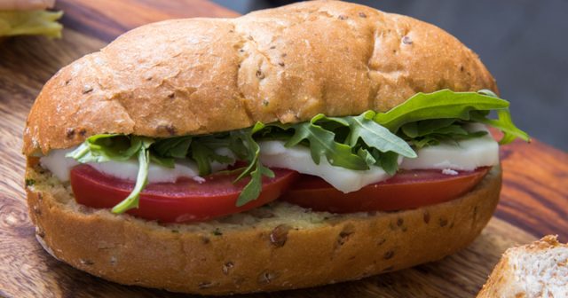 طريقة عمل ساندويش الجبن بالجرجير