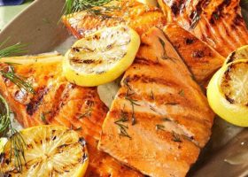 طريقة عمل سمك مشوي بالليمون وإكليل الجبل