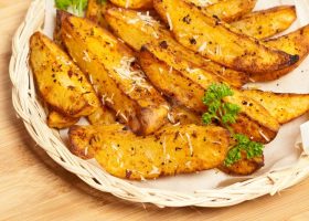 طريقة عمل أصابع البطاطس مع جبن البارميزان بالفرن