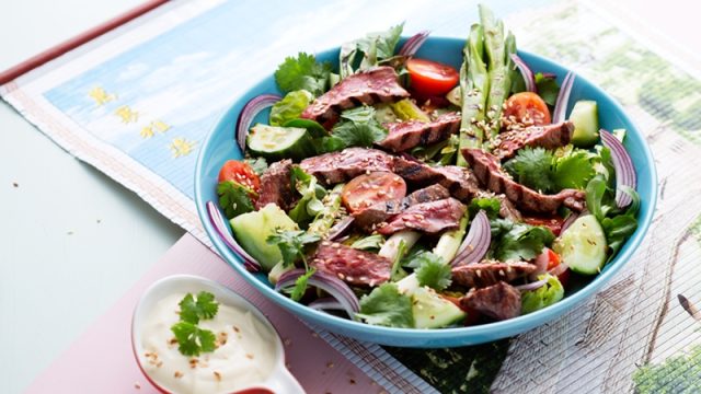 طريقة عمل سلطة ستيك بالخس