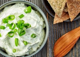 طريقة عمل تغميسة الجبنة البيضاء