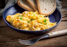 طريقة عمل البيض المقلي بالجبن