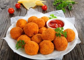طريقة عمل كرات البطاطس المقلية بالجبن