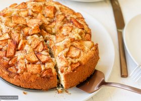 طريقة عمل كيكة التفاح بالكراميل والجوز