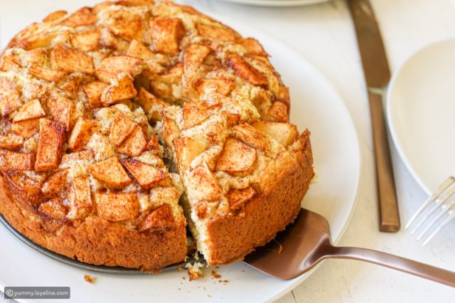 طريقة عمل كيكة التفاح بالكراميل والجوز