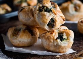 طريقة عمل بف باستري بالسبانخ والجبن