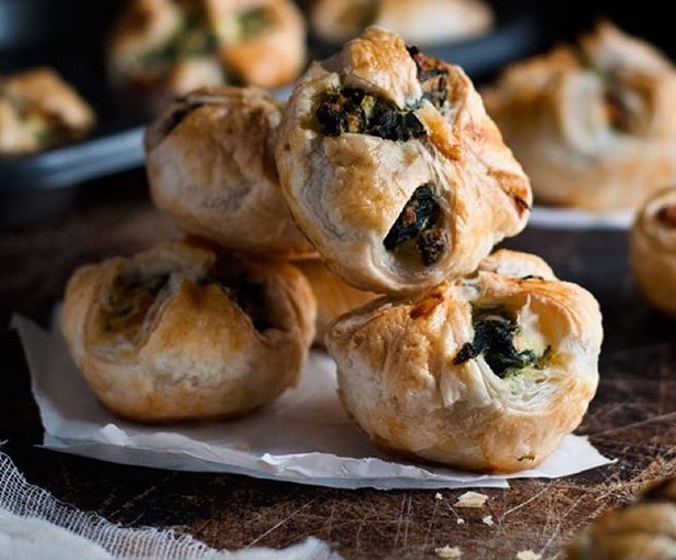 طريقة عمل بف باستري بالسبانخ والجبن