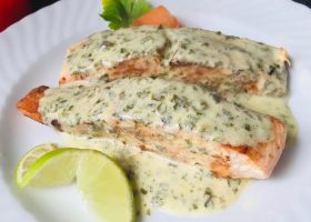 طريقة عمل سلمون بكريمة الليمون والأعشاب