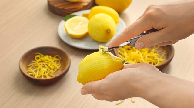 فوائد قشر الليمون المغلي