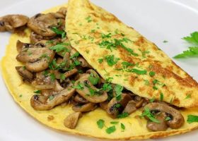 طريقة عمل بيض مقلي بالفطر والجبن