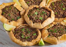 طريقة عمل صفيحة لحم بدبس الرمان