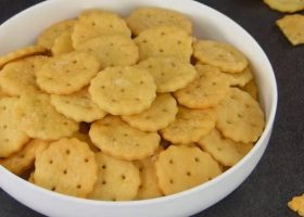 طريقة عمل بسكويت مالح بالبصل الأخضر