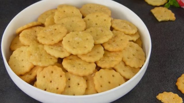 طريقة عمل بسكويت مالح بالبصل الأخضر