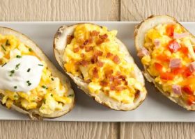 طريقة عمل البطاطس المحشية بالدجاج والفلفل والجبن