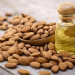 فوائد زيت اللوز المر للتجاعيد