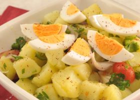 طريقة عمل بيض مسلوق بالبطاطس