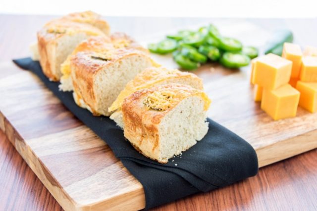 طريقة عمل خبز الشيدر