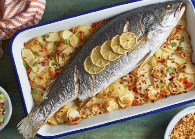 طريقة عمل سمك القاروص محشي بلسان العصفور