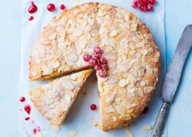 طريقة عمل كيكة اللوز بالتوت