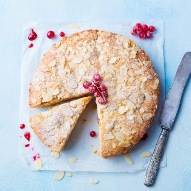 طريقة عمل كيكة اللوز بالتوت