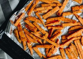 طريقة عمل أصابع البطاطس الحلوة المقرمشة