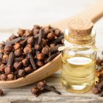 فوائد زيت القرنفل للشعر الأبيض