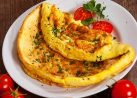 طريقة عمل أومليت بالبطاطس والشيدر