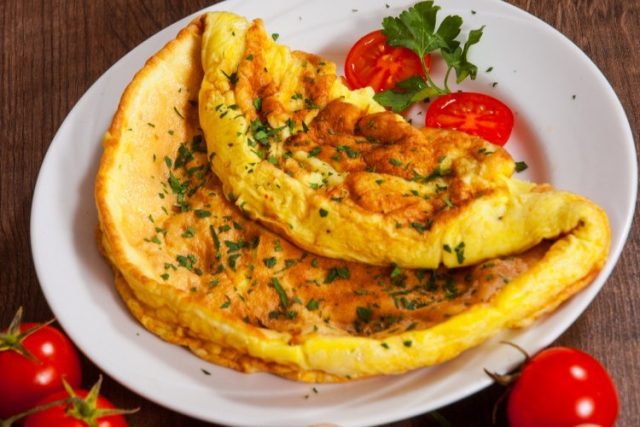 طريقة عمل أومليت بالبطاطس والشيدر