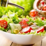 طريقة عمل سلطة الطماطم والزيتون الأخضر