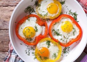 طريقة عمل بيض بالفلفل الرومي