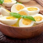 طريقة عمل بيض مسلوق بزيت الزيتون لفطور صحي