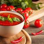 طريقة عمل شوربة الطماطم المشوية بالثوم والريحان