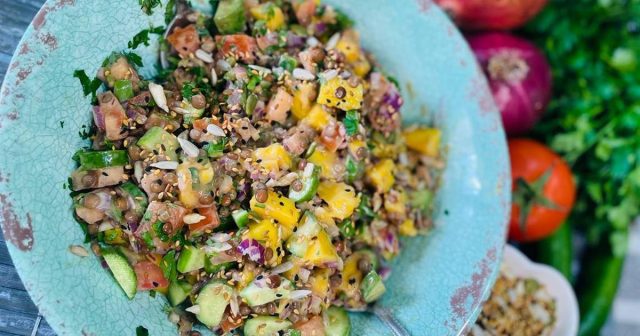 طريقة عمل سلطة العدس بالطحينة