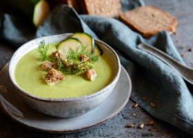 طريقة عمل شوربة الكوسا بالجبن