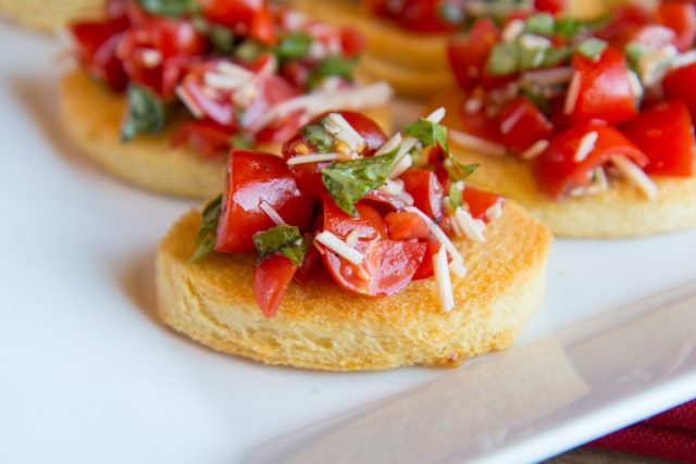 بروشكيتا الطماطم بصوص البلسميك