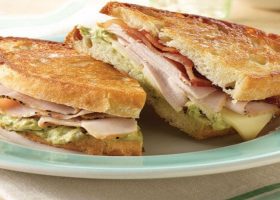 طريقة عمل ساندويش التيركي المدخن والجبن