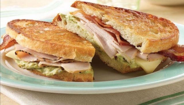 طريقة عمل ساندويش التيركي المدخن والجبن