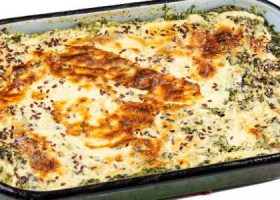 طريقة عمل طاجين سبانخ بالدجاج مع البطاطس والجبنة