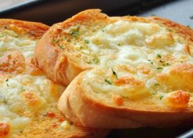 طريقة عمل رغيف الخبز بجبنة الموزاريلا