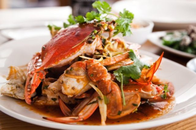 طريقة عمل أرجل السلطعون بالثوم والبقدونس والزبدة