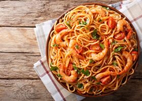 طريقة عمل الجمبري والمشروم مع المكرونة والصوص الأبيض