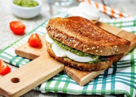 طريقة عمل ساندويش الحلوم بالبستو صوص