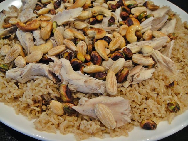 طريقة عمل أرز الدجاج بالقرفة